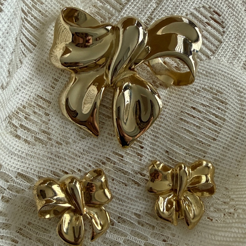 Park Lane Vintage Shiny golden Bow Brooch and clip earrings